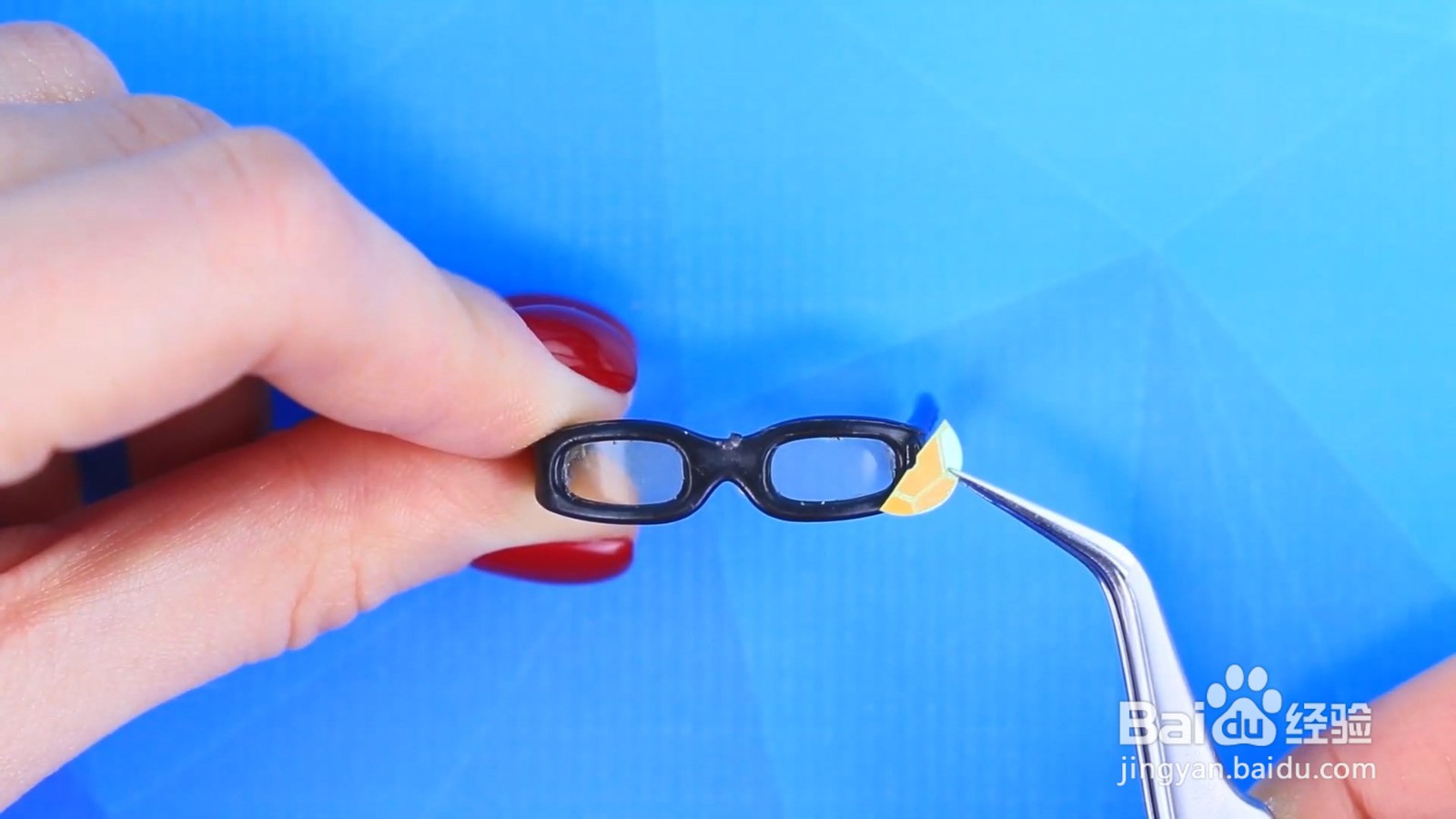 给芭比制作一副眼镜，戴上超级的自信美丽！