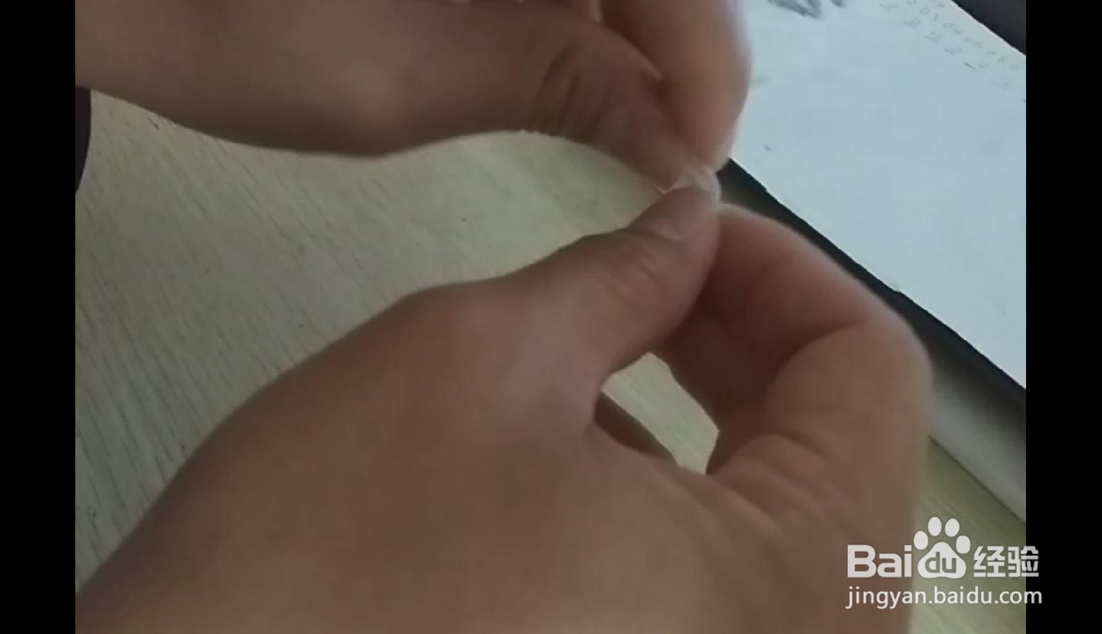 如何用长方形硬塑料做简易中性笔的支架