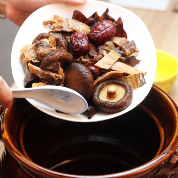 香菇木耳墨鱼汤