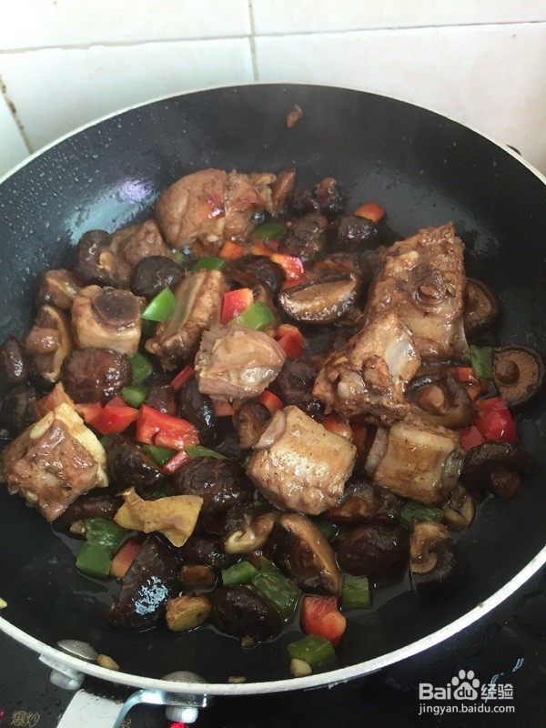 香菇焖排骨怎么做