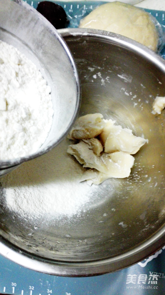 蛋黄酥的家常做法