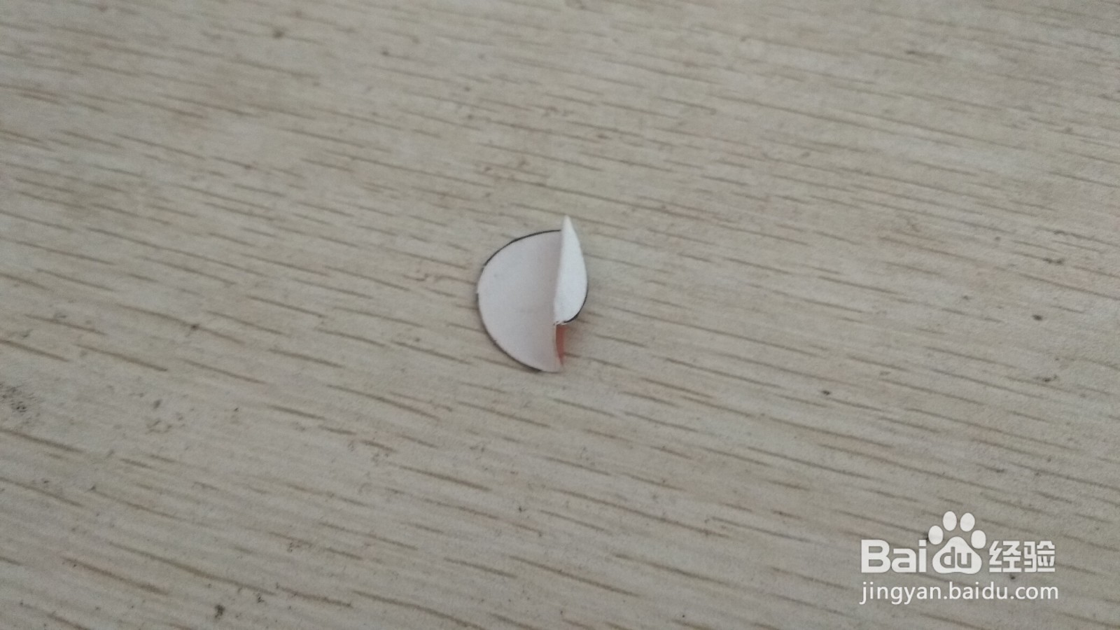 如何用圆形硬卡纸做简易的中性笔的支架