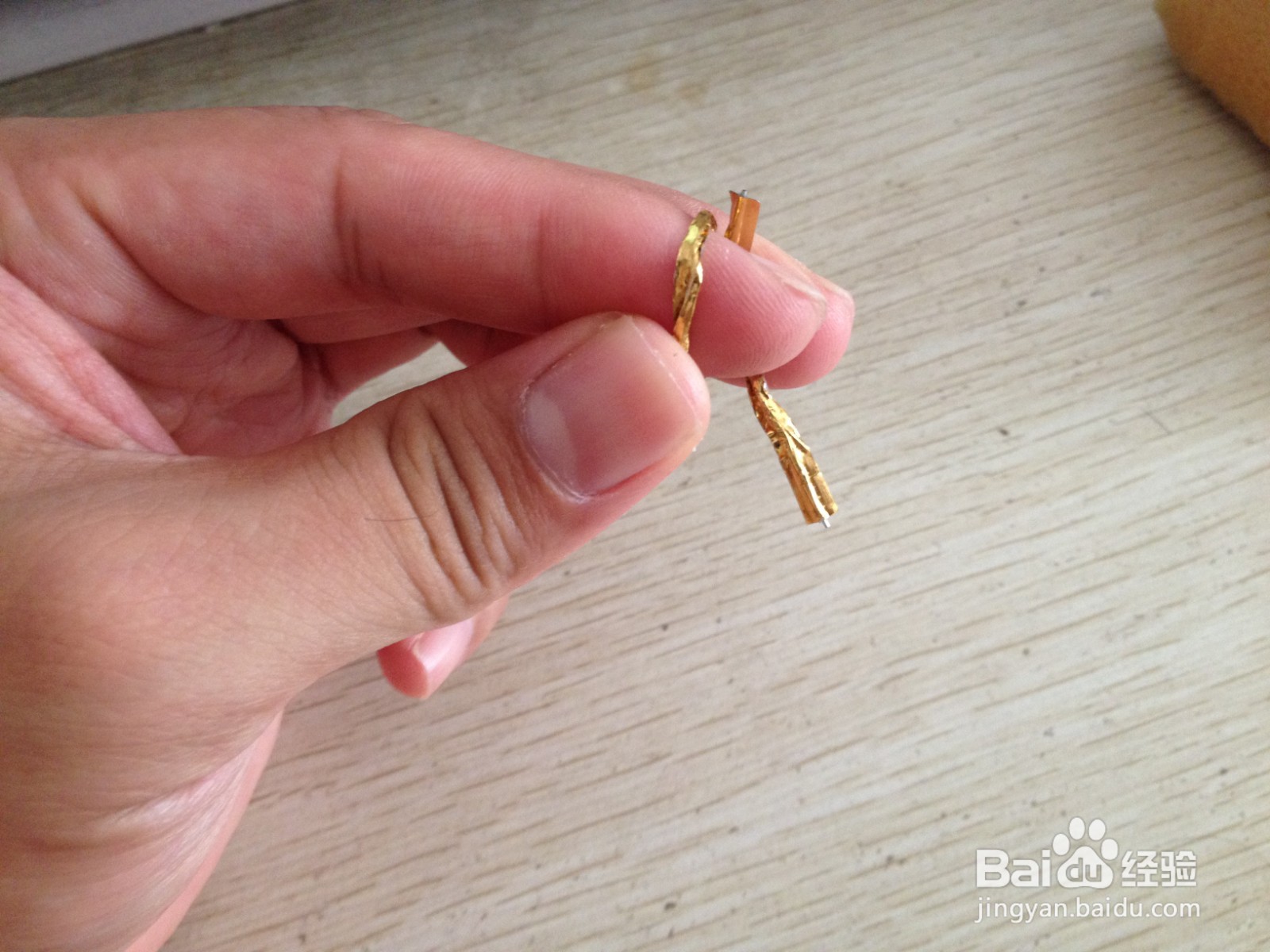 如何用一个面包袋绑绳缠绕成钢笔的简易支架