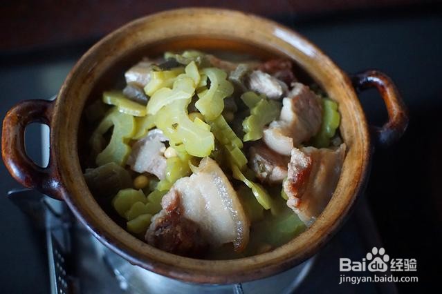 家庭自制苦瓜酸梅菜烧肉煲