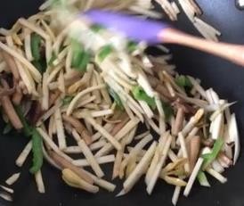 茶树菇花生芽炒茭白