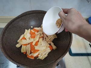 萝卜炒腐竹的做法