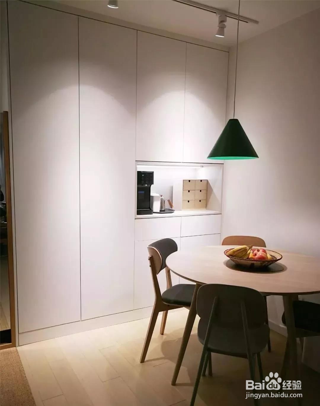 60平的原木风小户型，把收纳做成嵌入式的