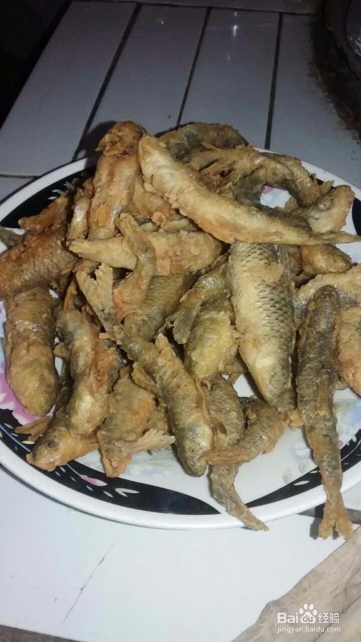 农家油炸小草鱼,油炸小焦鱼的方法