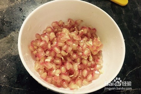 快速吃石榴的两种方法