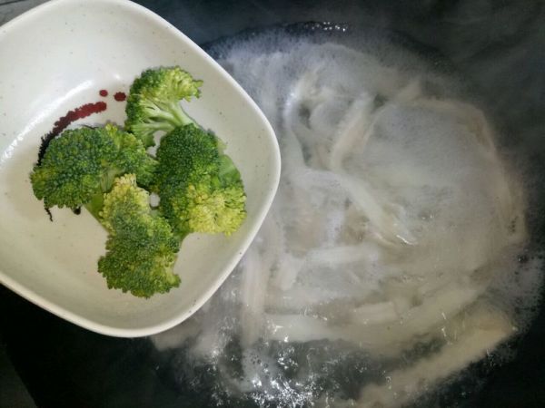 酸辣牛肉丸刀削面#10分钟早餐大挑战#