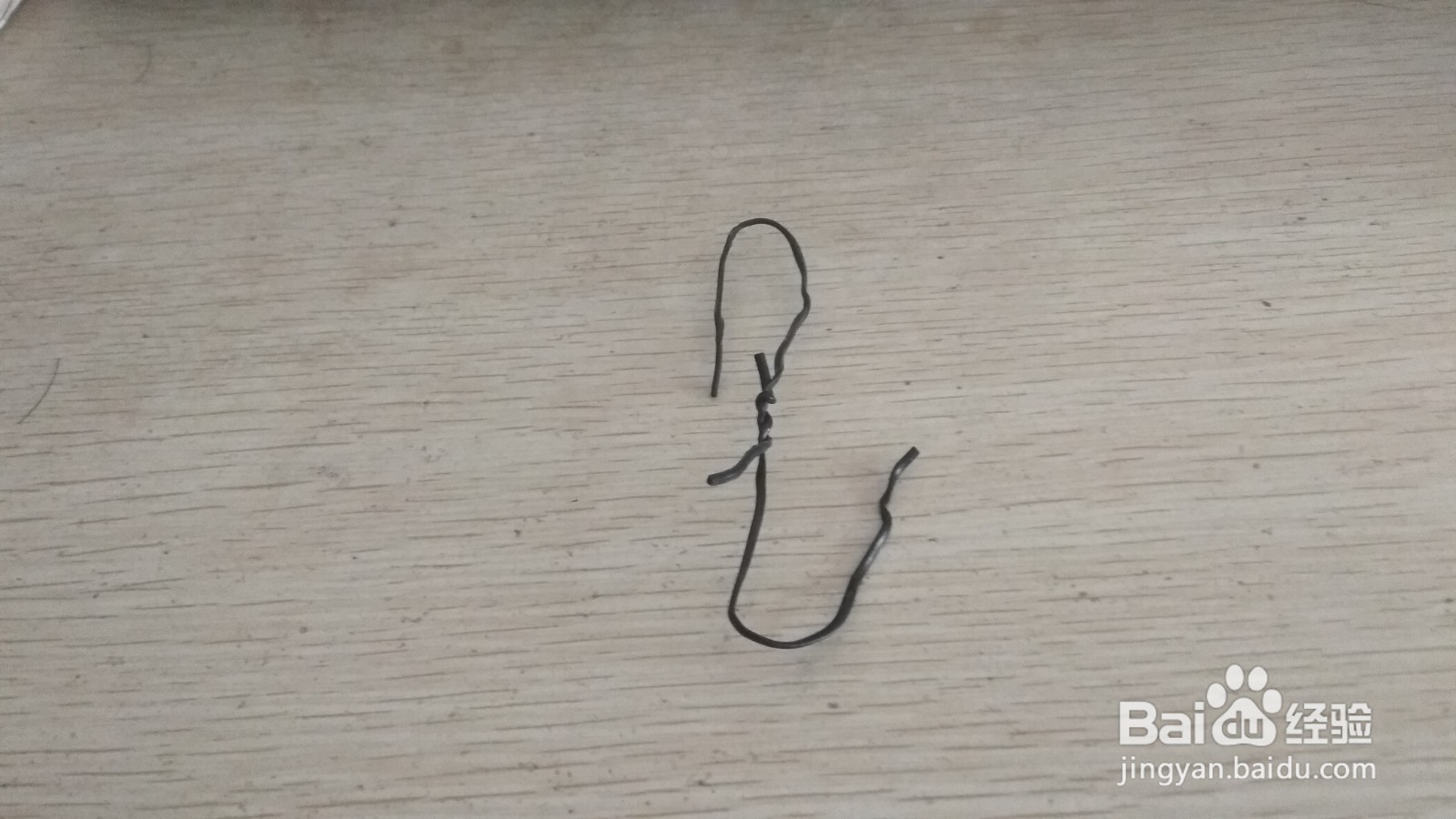 如何用两个数据线绑绳做简易的中性笔支架