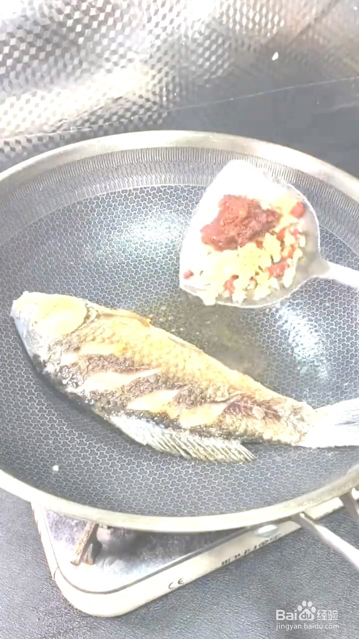 如何制作红烧鲫鱼？