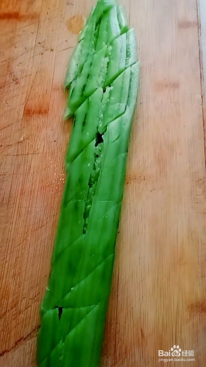 如何腌制美味爽口的手拍黄瓜