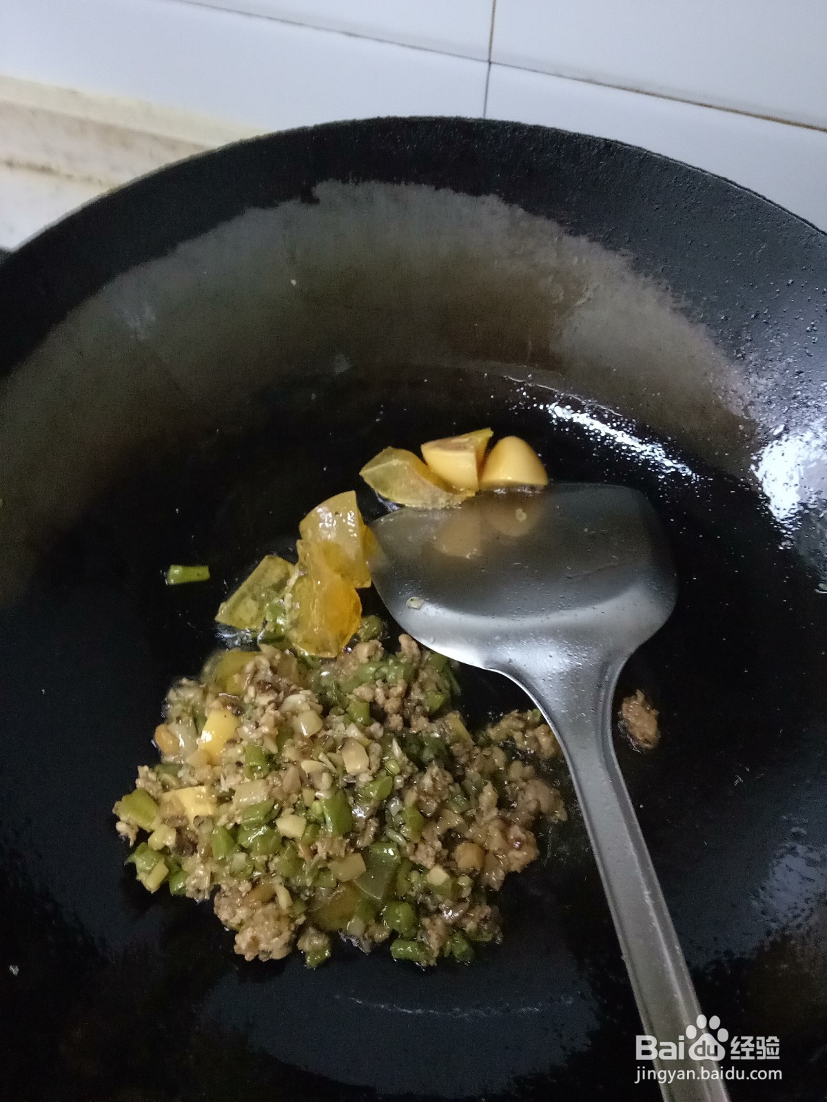 剩肉酱炒皮蛋豆腐