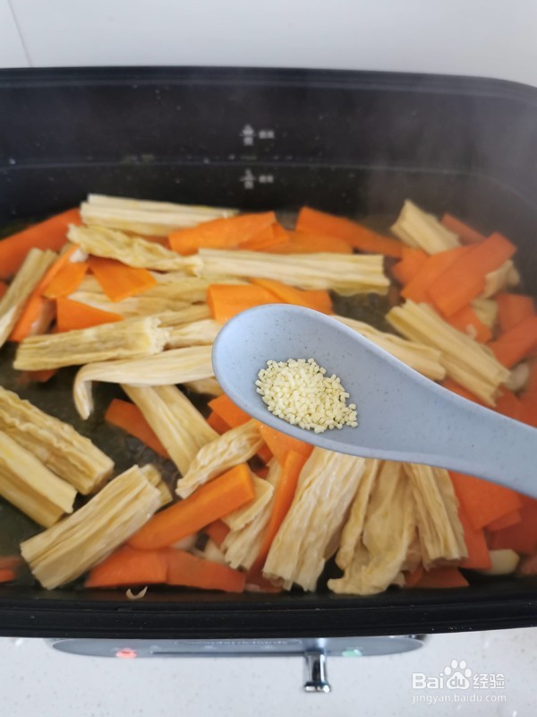胡萝卜炒腐竹的做法