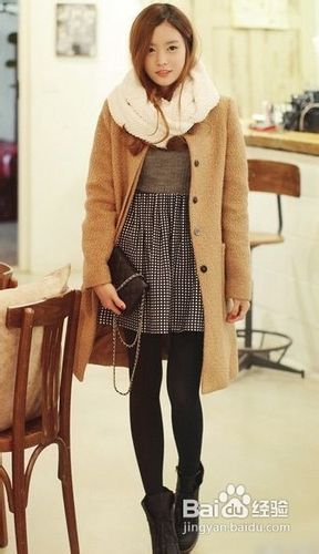 冬季服装搭配，呢子大衣+裙干练优雅