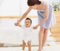 宝宝学走路时，家长怎么做才好