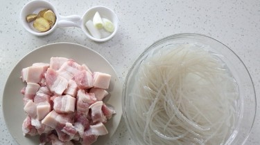 如何做一道东北口味的猪肉炖粉条？