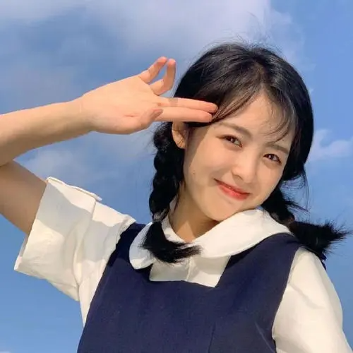 整天头发散下来的女生怎么做到头发不乱的