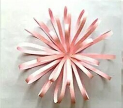 如何在家陪孩子做纸条花