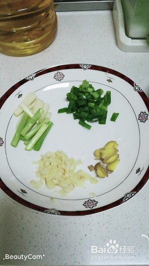 食补养生青椒炒青西红柿的做法