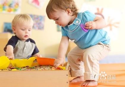 孩子怕生不主动，父母如何引导教育孩子