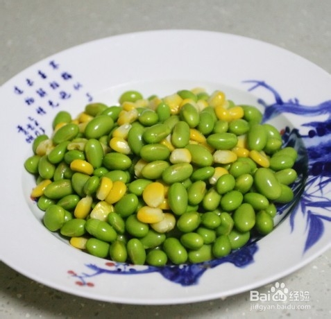 五彩缤纷的香肠炒青豆