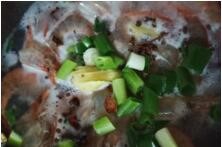 怎么制作一道美味的水煮虾 ？