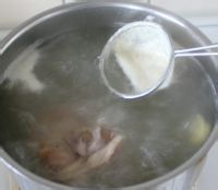 教大家火腿骨海鲜白萝卜汤的做法