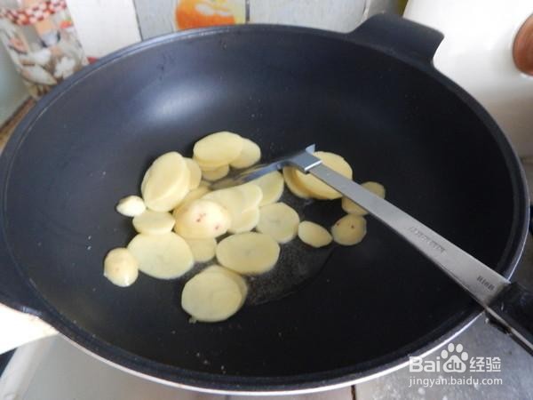 家庭自制油菜炒土豆片