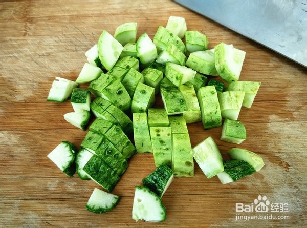 教你制作美味的凉拌皮蛋黄瓜