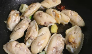 如何做芋头炖鸡翅