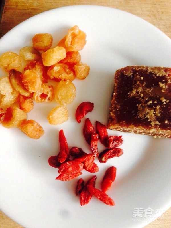 绿豆莲子百合桂圆枸杞汤