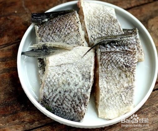 双椒蒸鲈鱼的做法