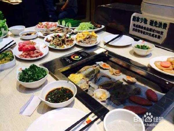 吃烤肉时，服务员总是频繁换纸原来是这样