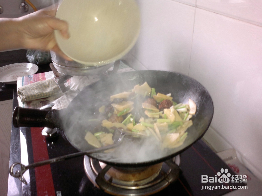 开春应季菜竹笋木耳炒蒜苗的做法