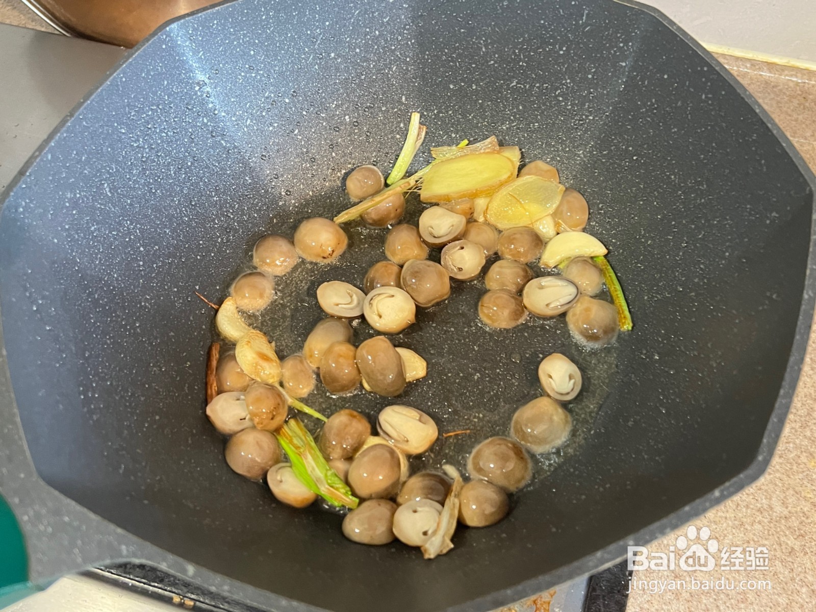 草菇焖鸡的做法