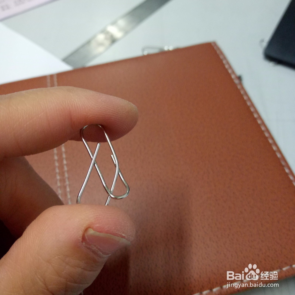 如何用回形针制作一个爱心书签