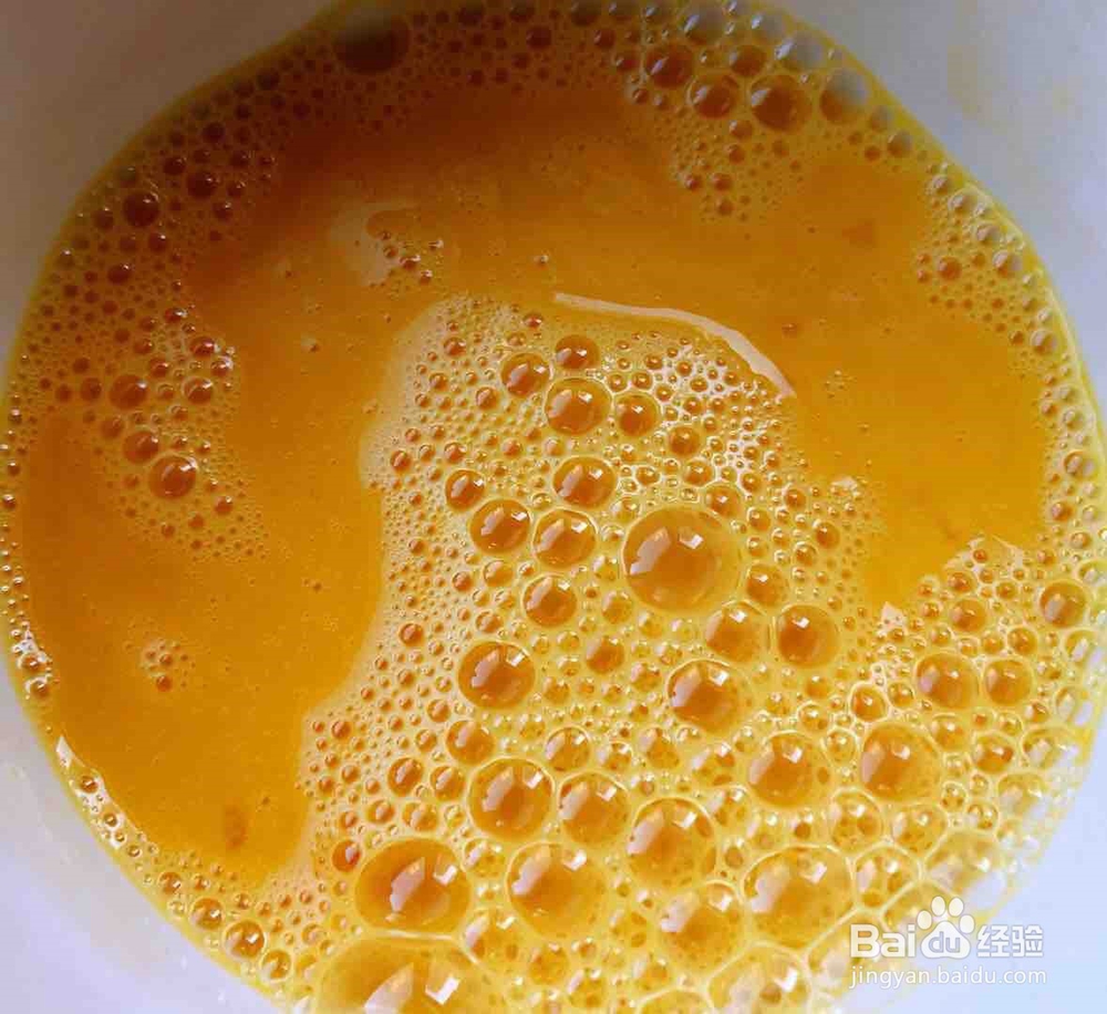 制作腊肠芹菜蛋炒饭