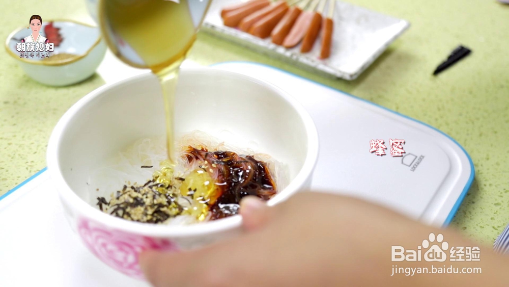 怎么做火鸡粉丝香肠串?