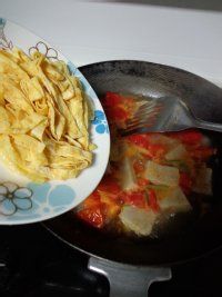 番茄煮鱼糕的做法