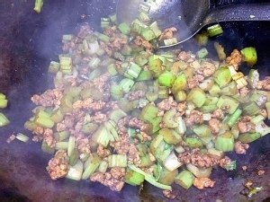 营养美食制作肉末芹菜