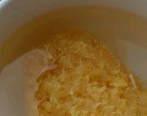 银耳搭配它们熬制一道健脑安神营养汤