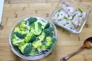 食补养生鲍汁西兰花炒虾仁的做法