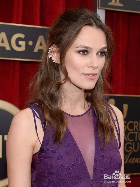 卷发怎样扎好看? 这样扎发清爽百变