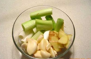 怎岩做香菇焖排骨