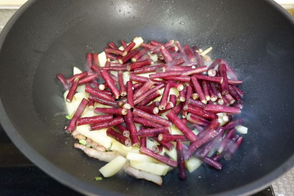 紫豆角烧土豆条