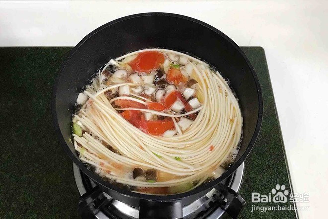 番茄蘑菇汤面的做法