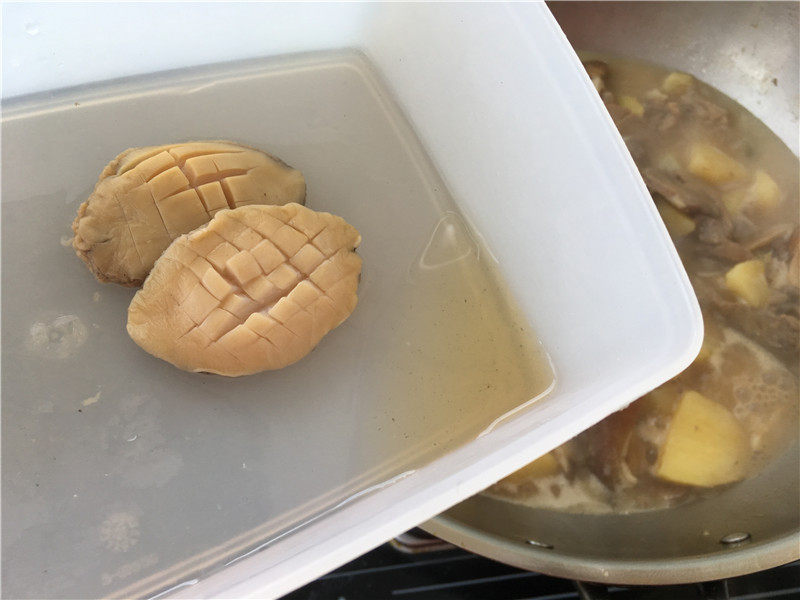 鲍鱼酱肘焖土豆的做法