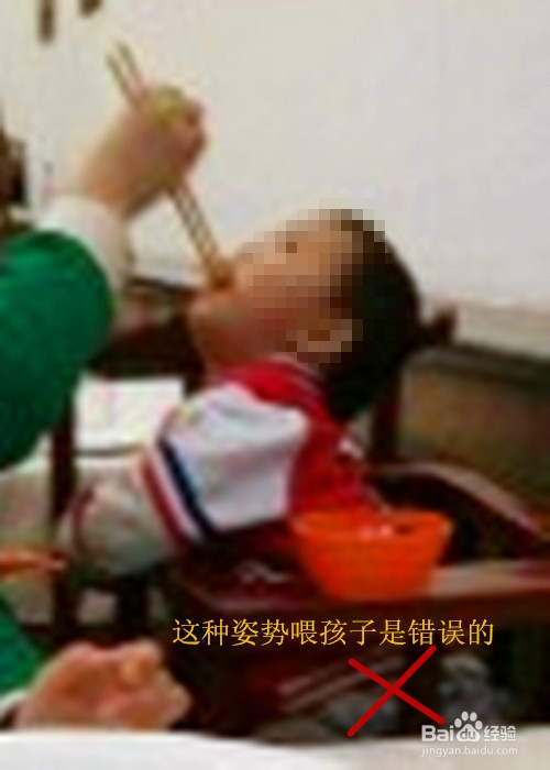 切勿在孩子吃东西时跟孩子玩耍